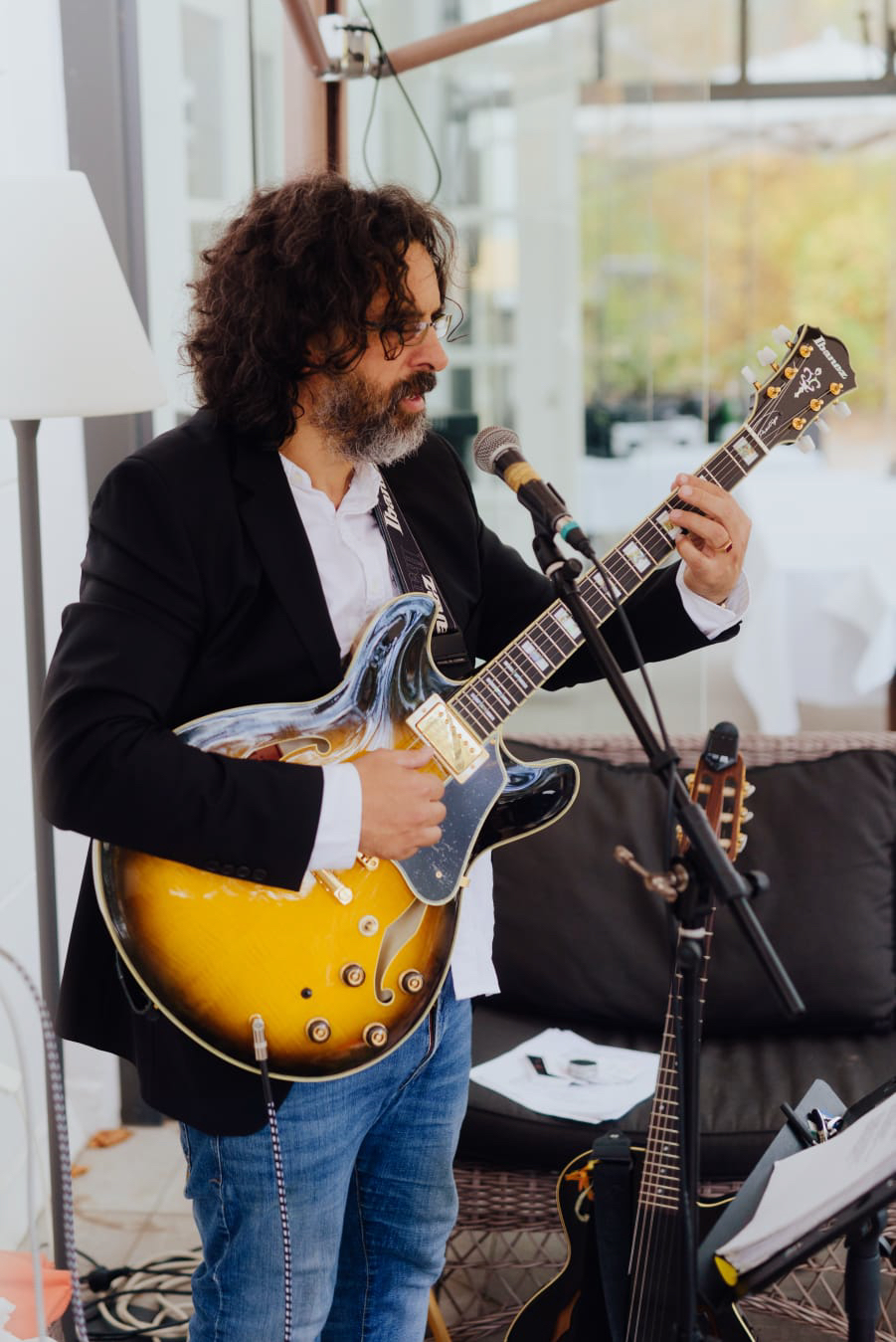 Alfredo Padilla mit Gitarre